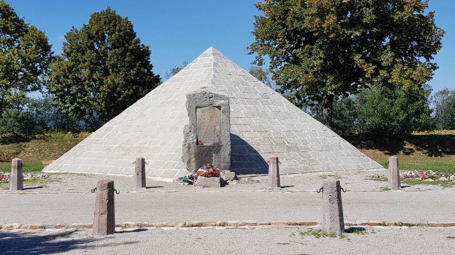 Mohyla M. R. Štefánika - Most pri Bratislave