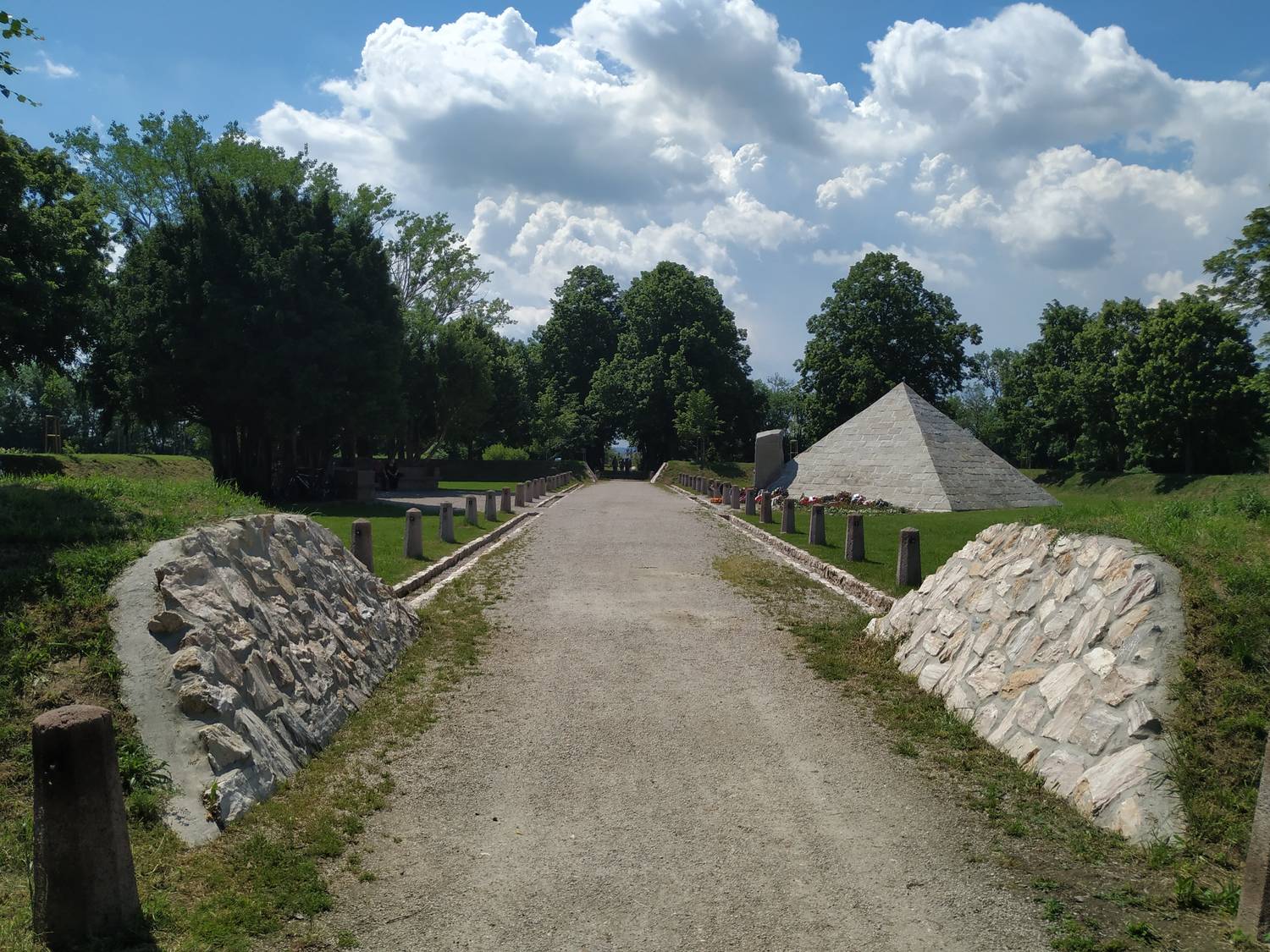 Mohyla M. R. Štefánika - Most pri Bratislave