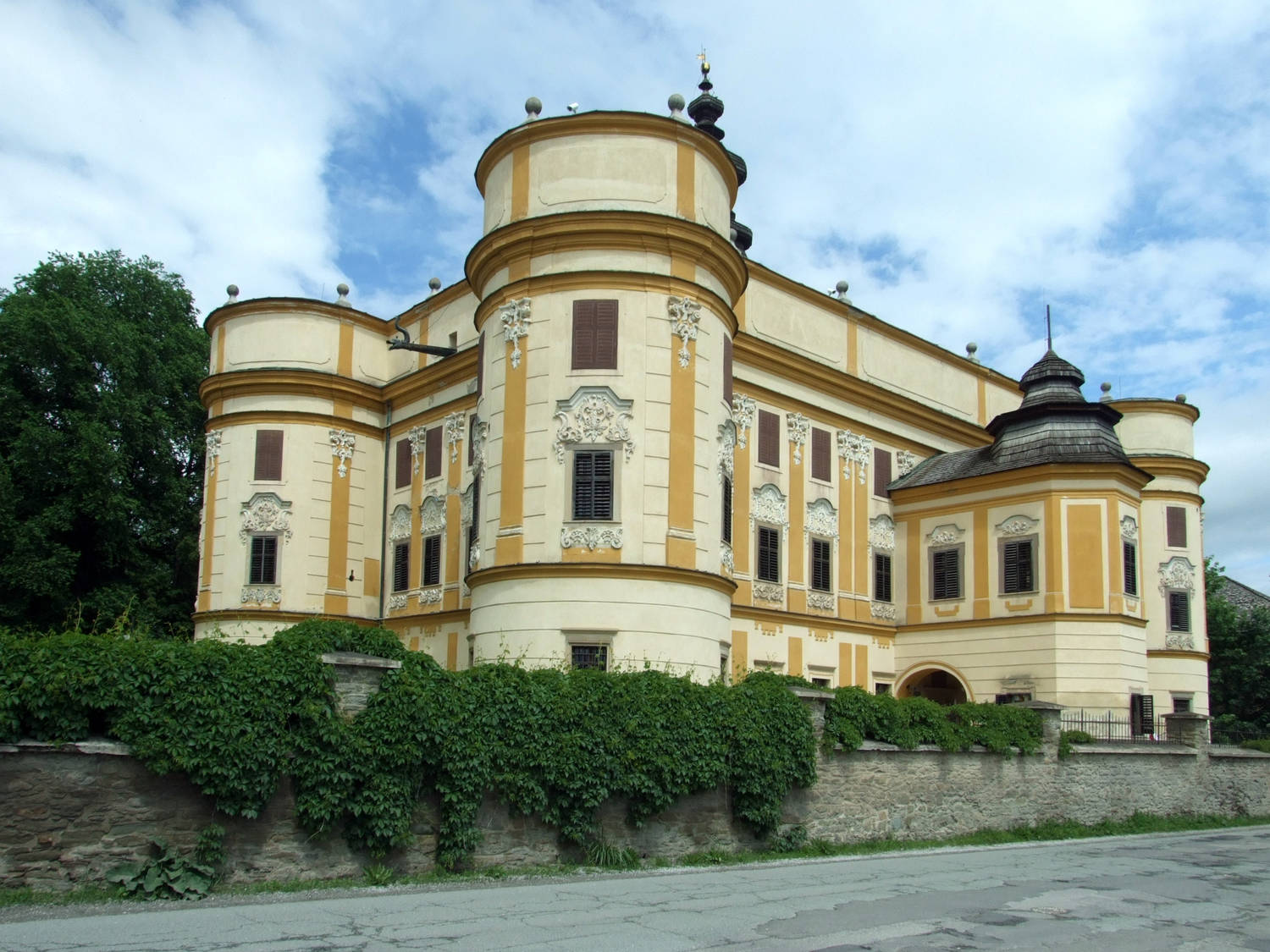 Kaštieľ a letohrádok Dardanely